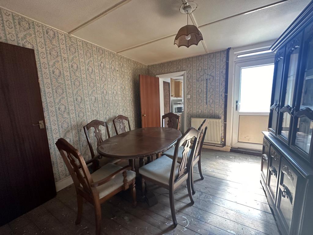 Lot: 162 - TERRACE HOUSE FOR REFURBISHMENT - Dining room